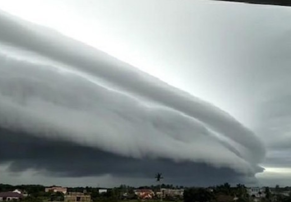 Fenomena Awan Tsunami Gegerkan Pantai di Portugal