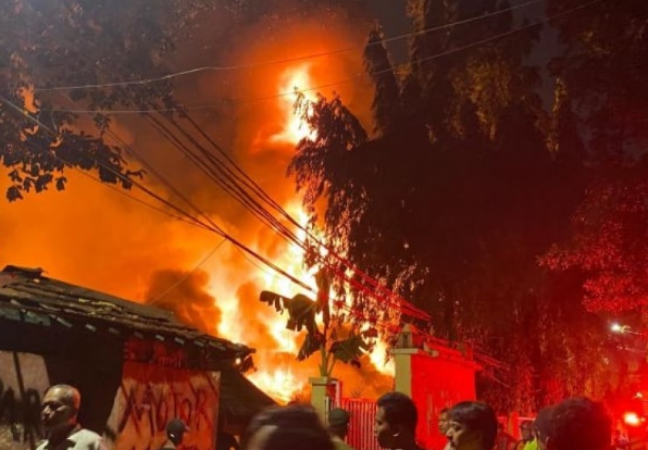 pedagang-cerita-bagaimana-bisa-selamat-di-kebakaran-puring