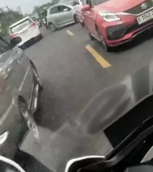 Polisi diadang Pemobil Saat Kawal Orang Sakit di Puncak