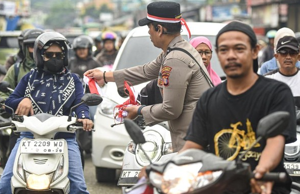 Polisi Samarinda Bagikan 100 Bendera Indonesia Untuk Warga