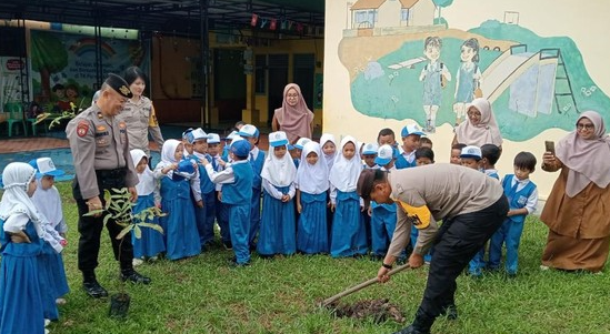 polres-dumai-ajak-anak-tk-tanam-pohon-bersama