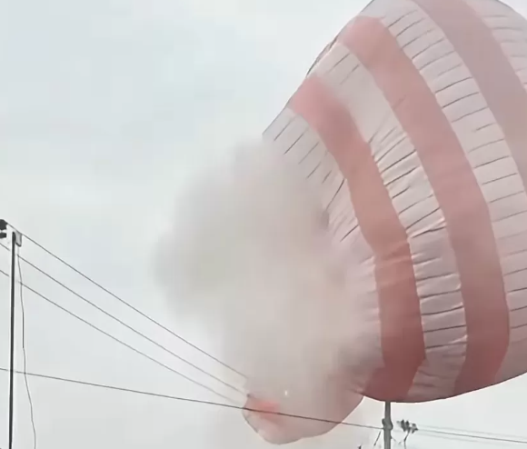 Balon Udara Liar Nyangkut di Jaringan Listrik