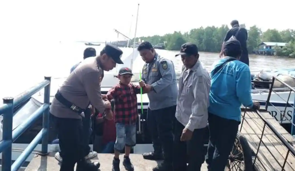 Polres Siak Mematroli Jalan Kaki di Pelabuhan