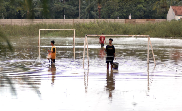 Lapangan Bola di Bekasi Terendam Banjir Sedalam 2 Meter