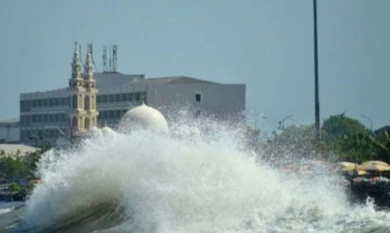 BMKG Gelombang Tinggi 4 Meter Mengancam Selat Malaka