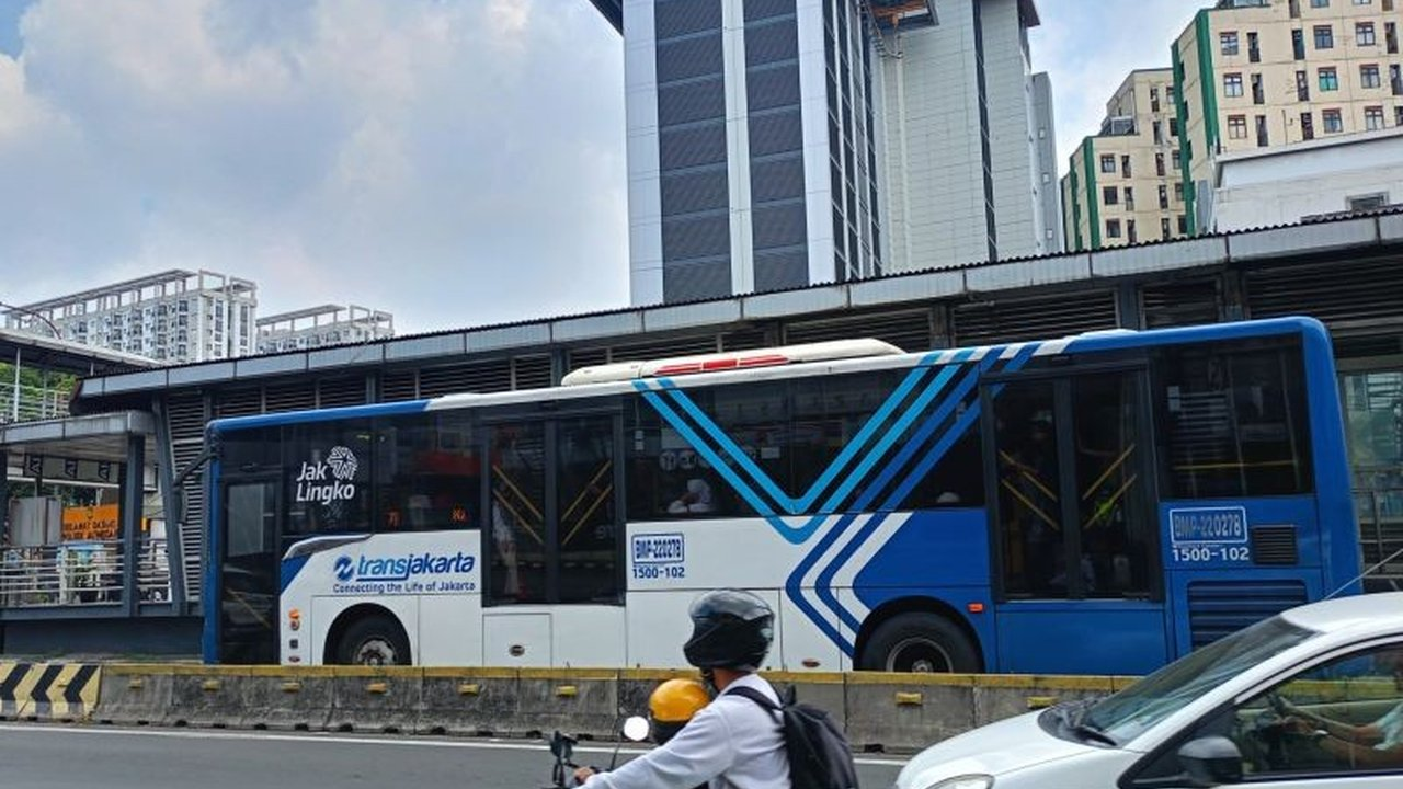 Operasional TransJakarta layanan transportasi publik Jakarta
